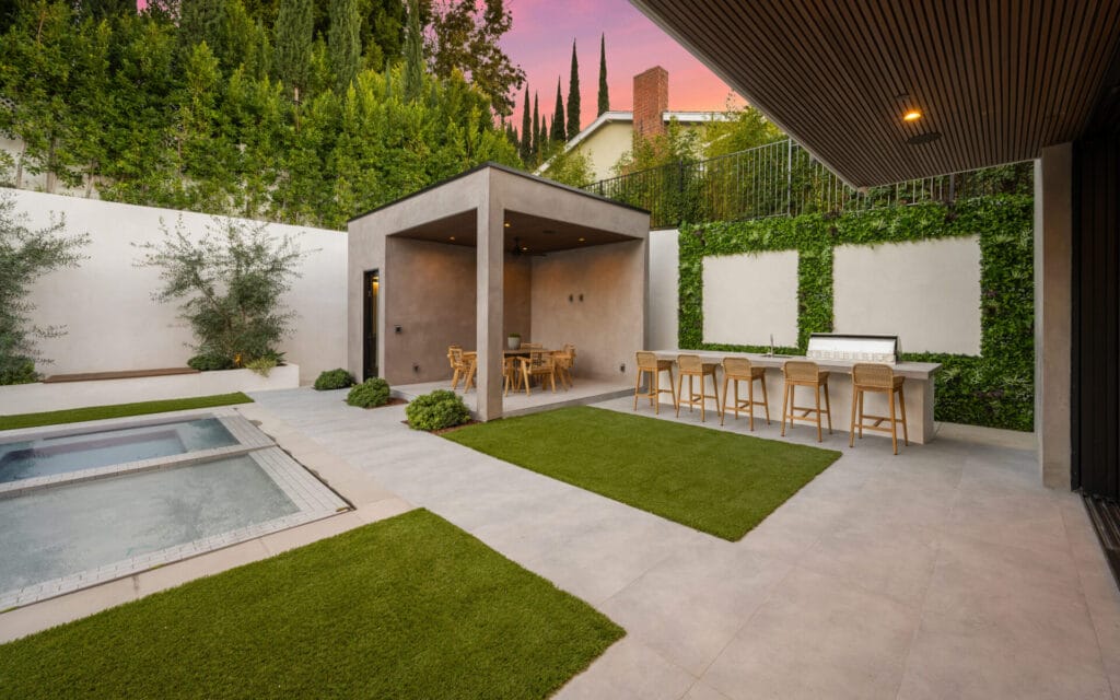 backyard-pergola-sitting-area