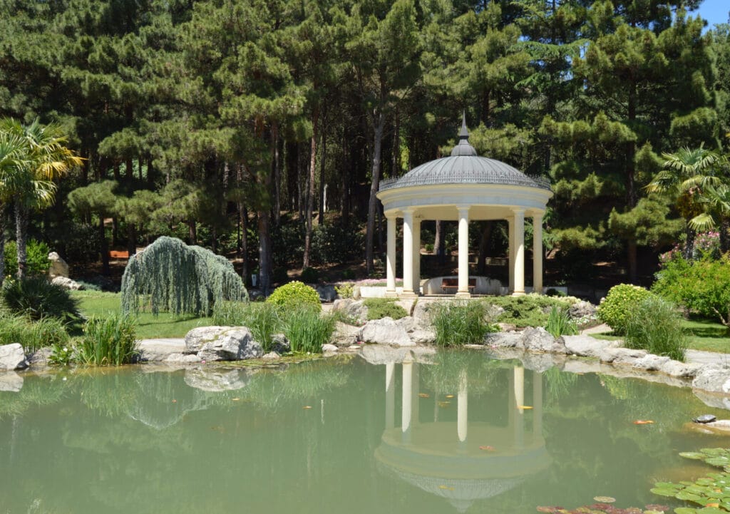 pergola-pond-lake